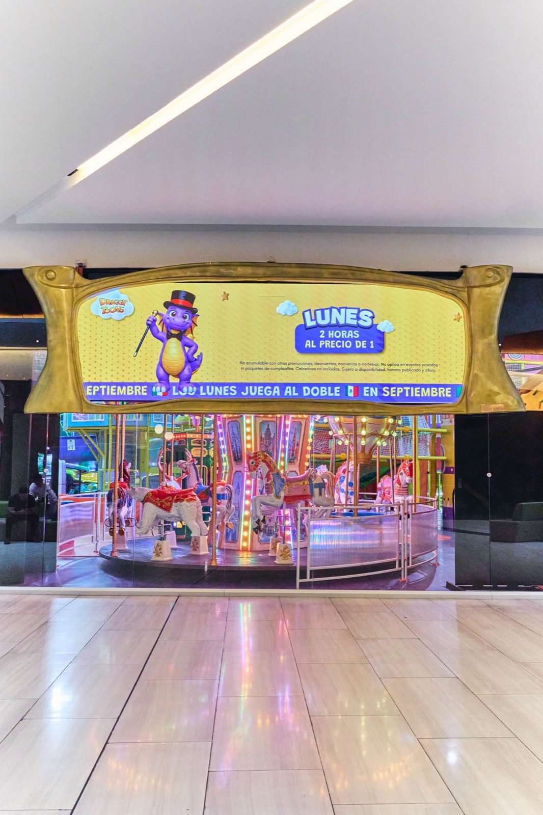 Pantalla curva de interior en una plaza comercial