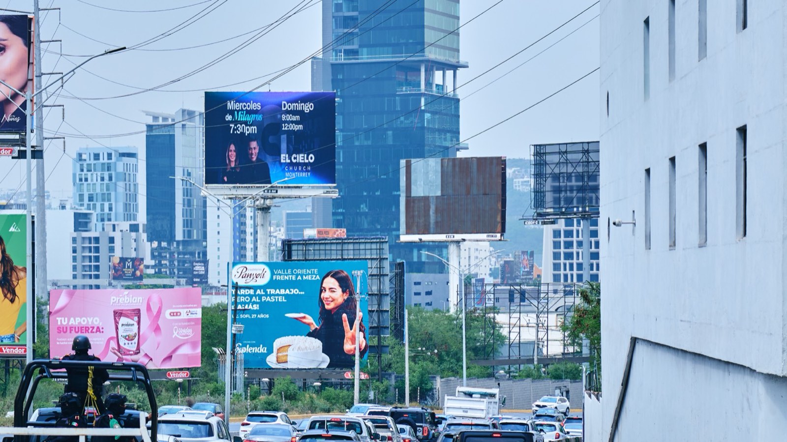 Pantalla espectacular frente a una avenida de Monterrey