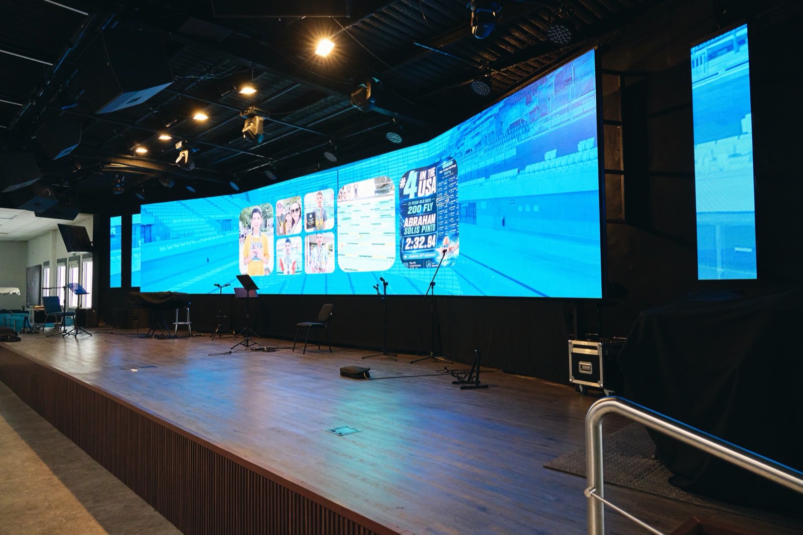 Escenario de iglesia con pantalla LED curva de lado a lado