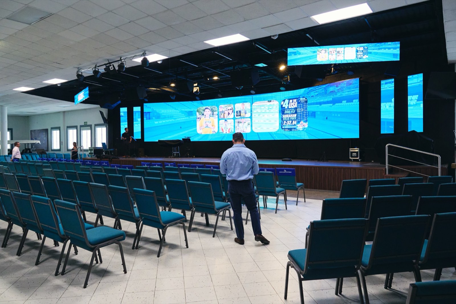 Auditorio con pantalla LED en el escenario