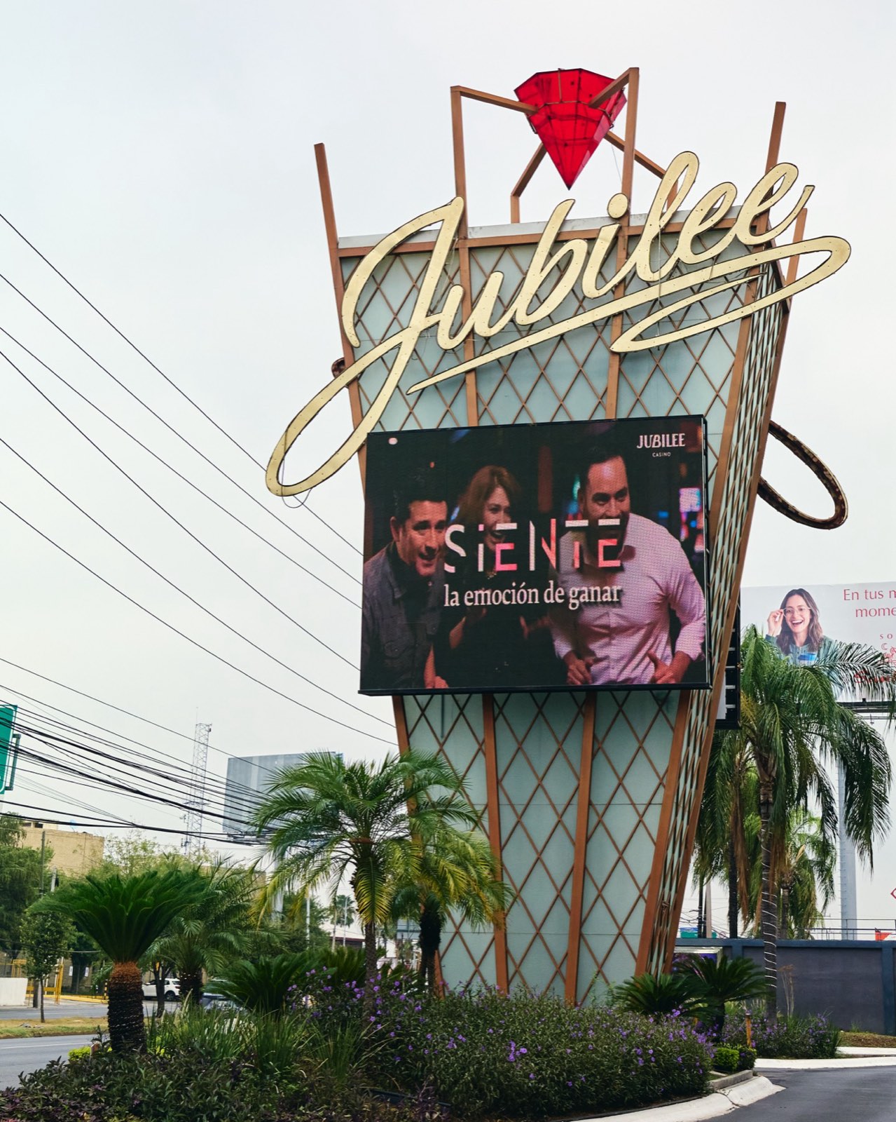 Pantalla en el tótem de un centro de entretenimiento