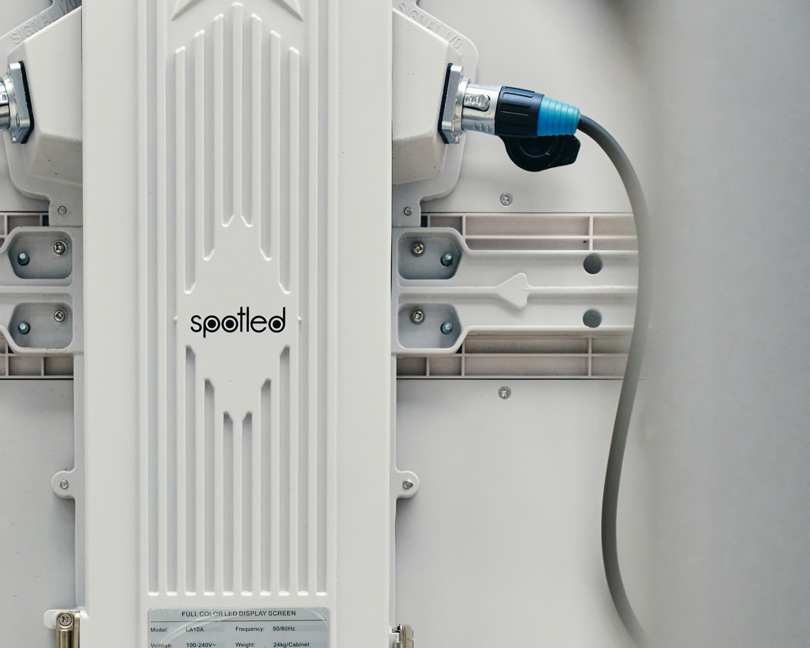 Parte trasera de un gabinete de exterior con el logo de Spotled