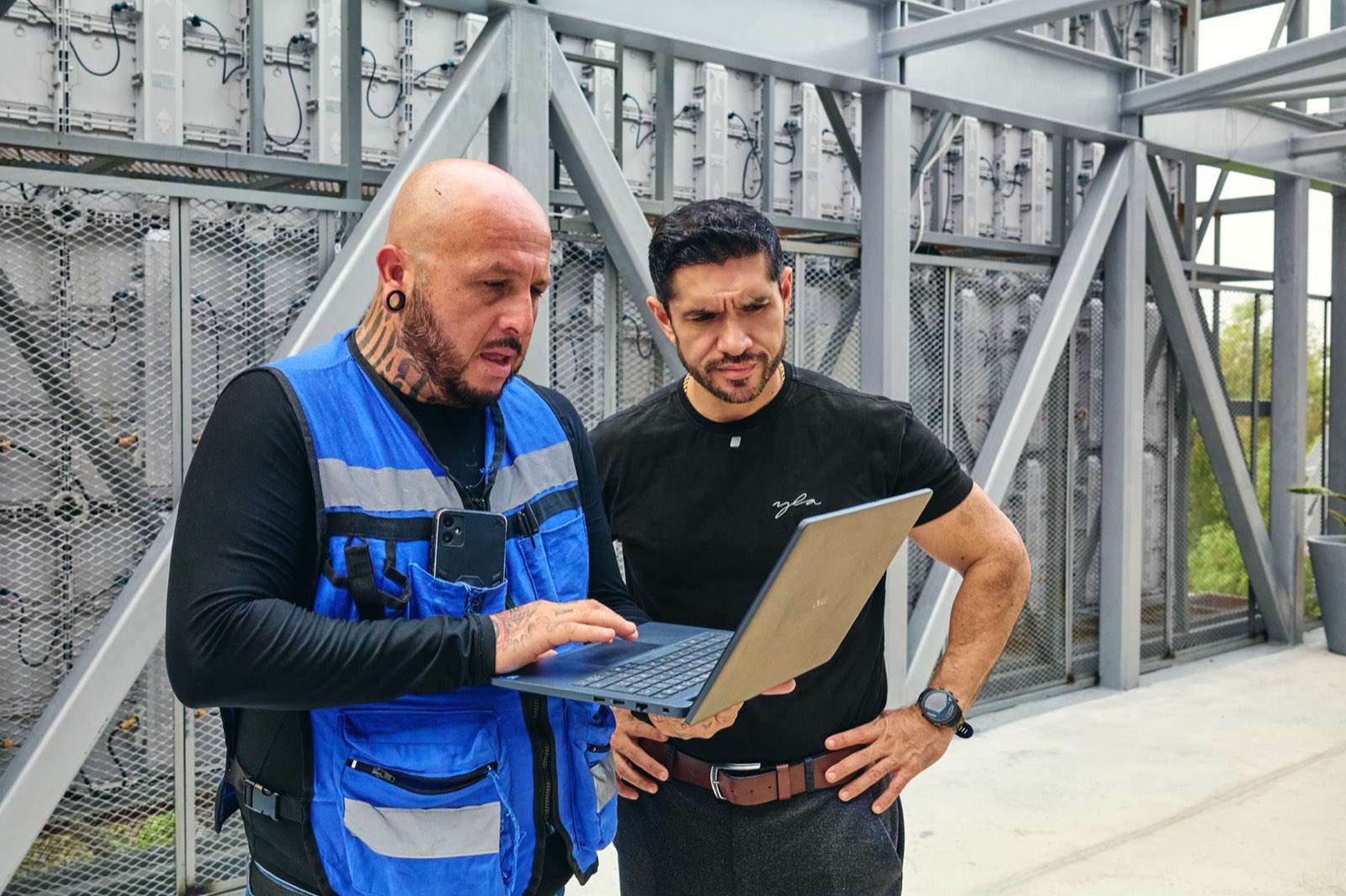 Equipo de Spotled revisando en obra una pantalla de exterior