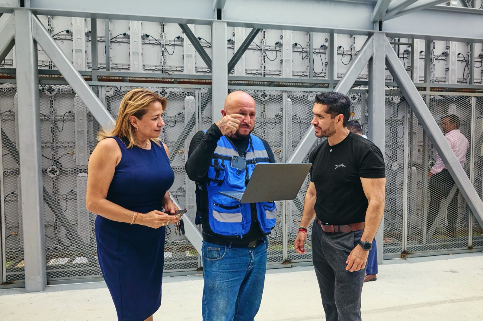 Equipo de Spotled revisando la estructura de una pantalla en obra