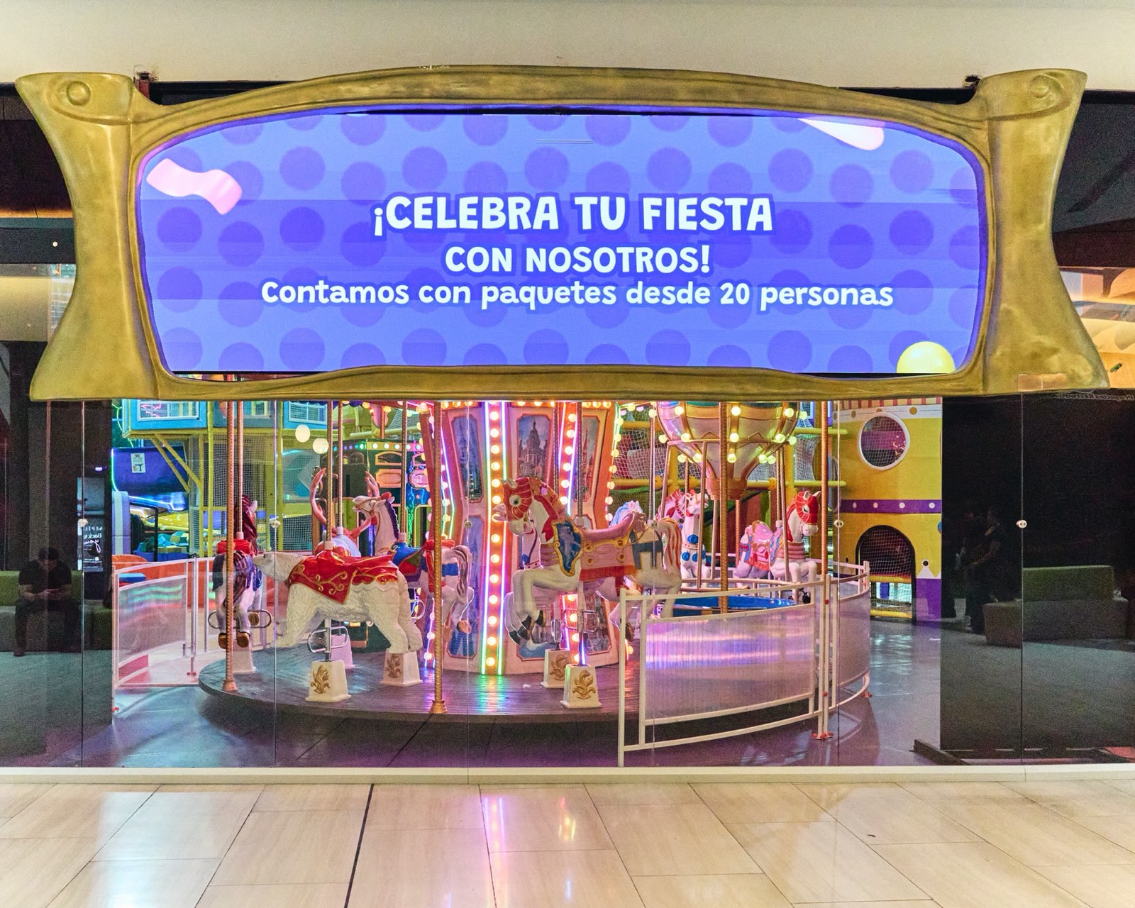 Pantalla curva de interior sobre un carrusel