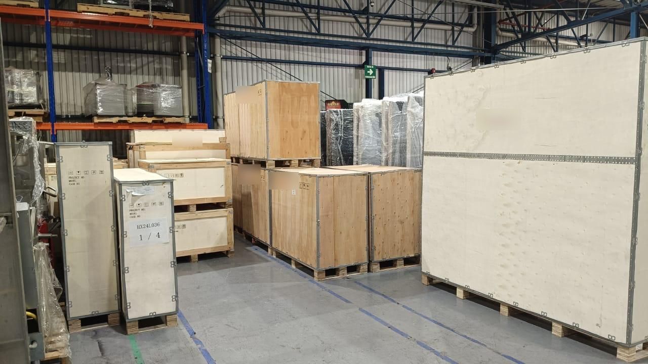 Pantallas empacadas en bodega, listas para instalar