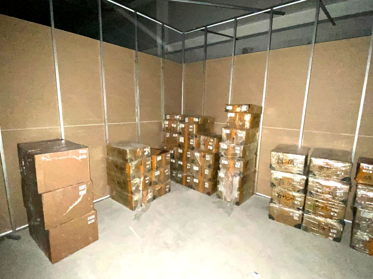 Almacén de refacciones de Spotled con cajas de módulos