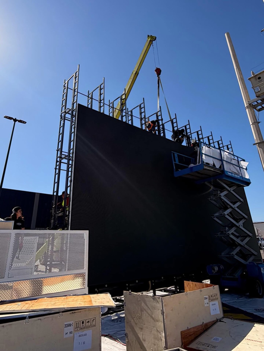 Pantalla de exterior en montaje con grúa y plataforma