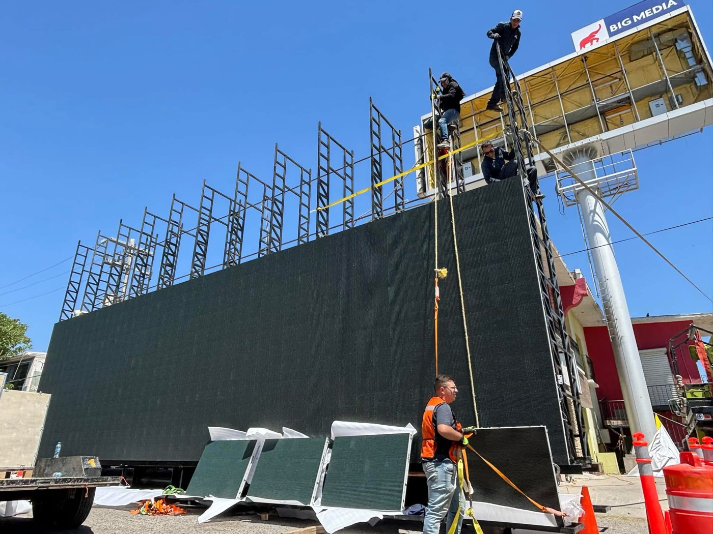Equipo de Spotled instalando una pantalla para Big Media en Ciudad Juárez