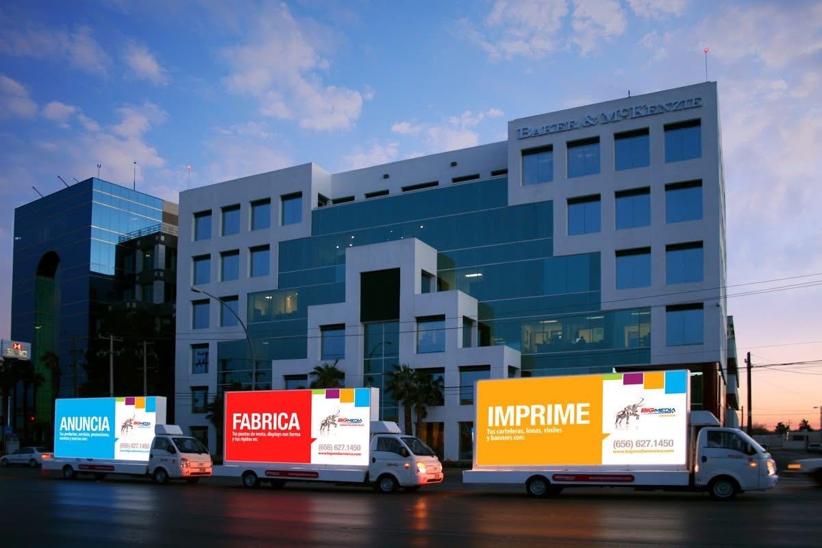 Tres camiones con pantalla publicitaria de Big Media