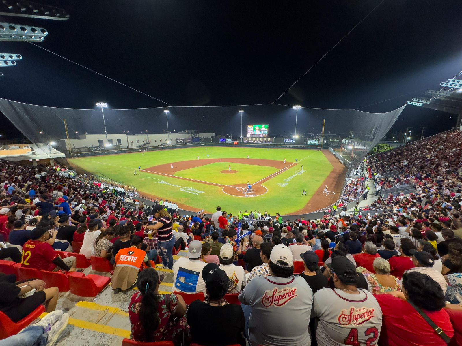Estadio de Béisbol de Campeche de noche, con su pantalla al fondo