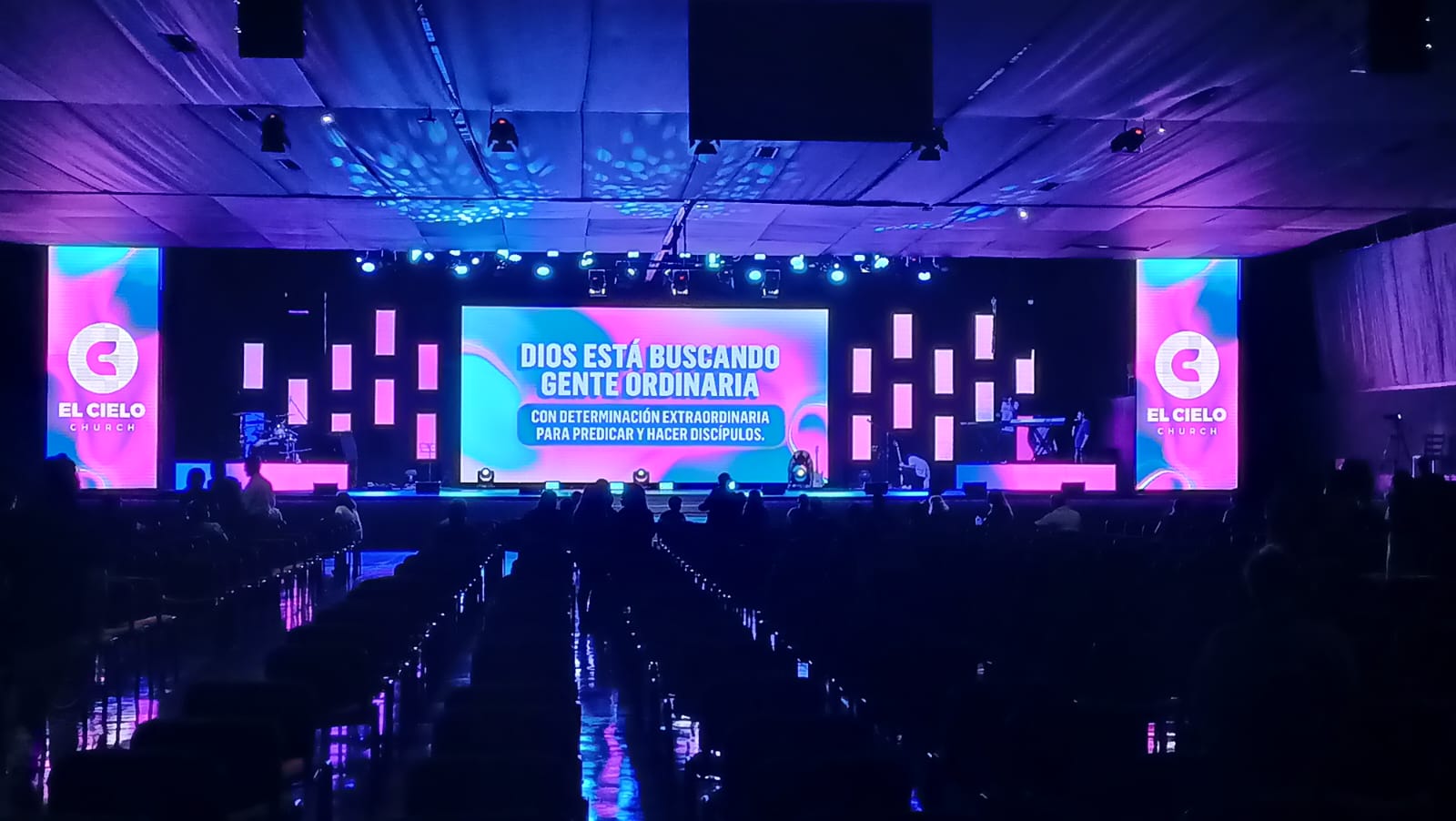 Escenario de la Iglesia El Cielo con pantalla central y tótems LED a los lados