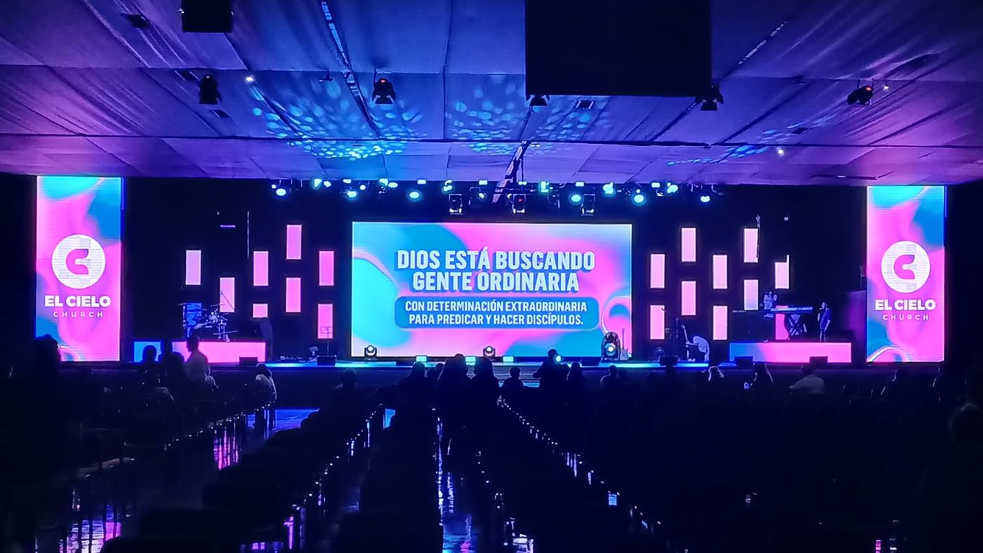 Escenario de la Iglesia El Cielo con pantalla central y tótems LED