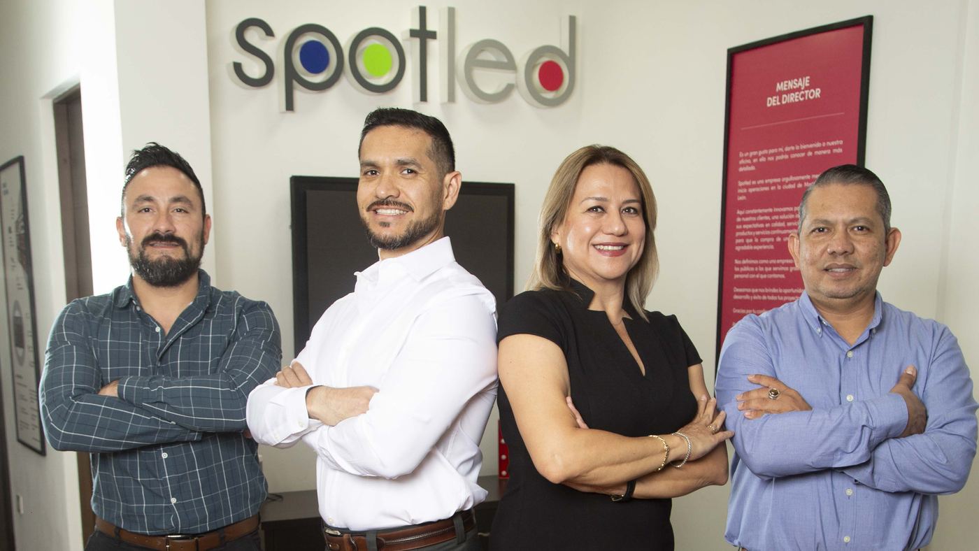 Equipo de Spotled en la oficina