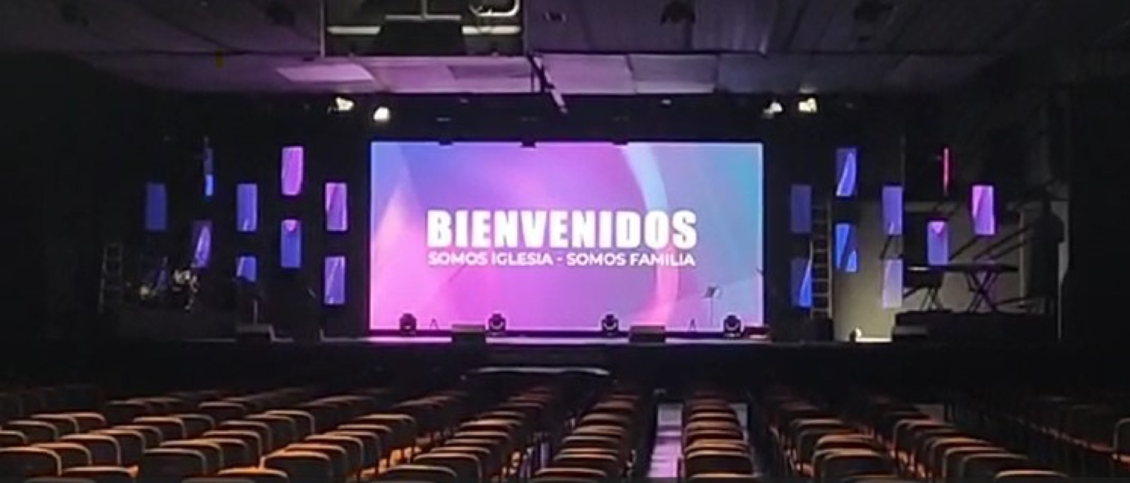 Pantalla LED de 8 × 4 m en el escenario de la Iglesia El Cielo